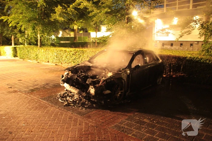 Metershoge vlammen bij autobrand
