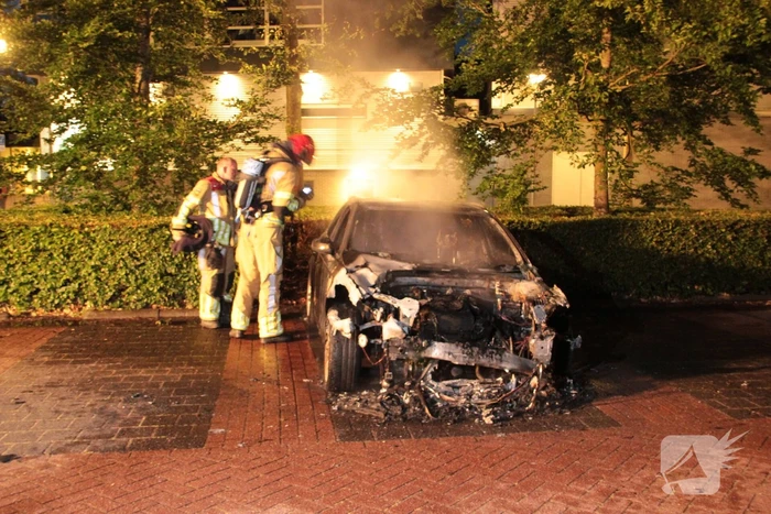 Metershoge vlammen bij autobrand