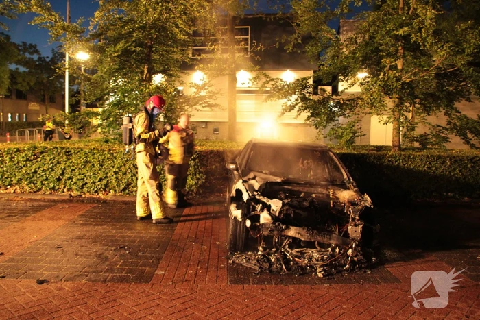 Metershoge vlammen bij autobrand
