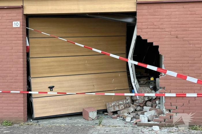 Garagebox zwaar beschadigd door achteruit rijdende auto