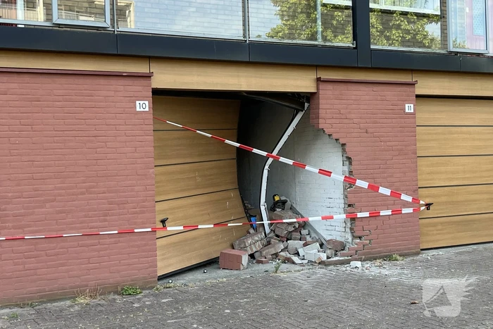 Garagebox zwaar beschadigd door achteruit rijdende auto