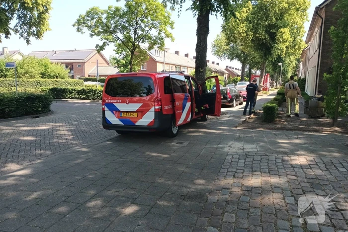 Brandweer verricht metingen in woning