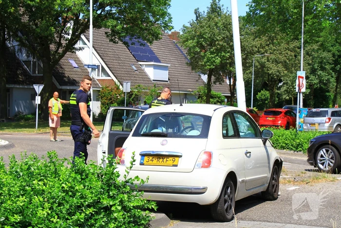 Automobilist ramt paal en lantaarnpaal bij rotonde