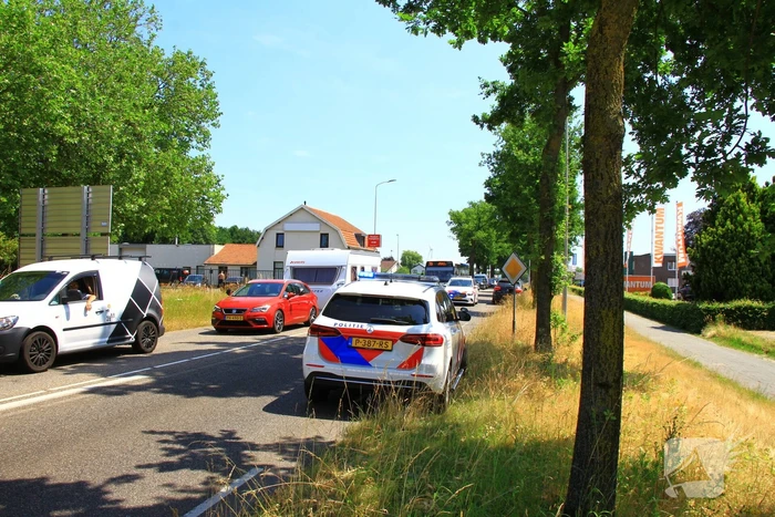 Automobilist ramt paal en lantaarnpaal bij rotonde