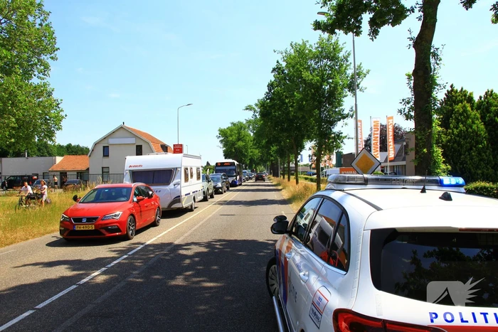 Automobilist ramt paal en lantaarnpaal bij rotonde