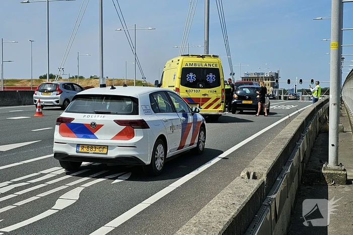 Gewonde bij botsing tussen drie voertuigen