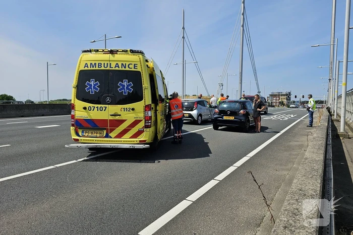 Gewonde bij botsing tussen drie voertuigen