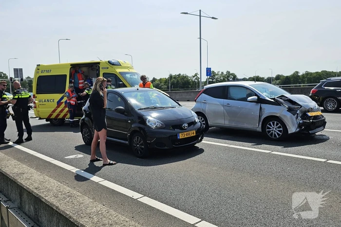 Gewonde bij botsing tussen drie voertuigen