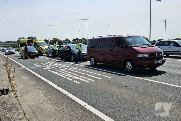 Gewonde bij botsing tussen drie voertuigen