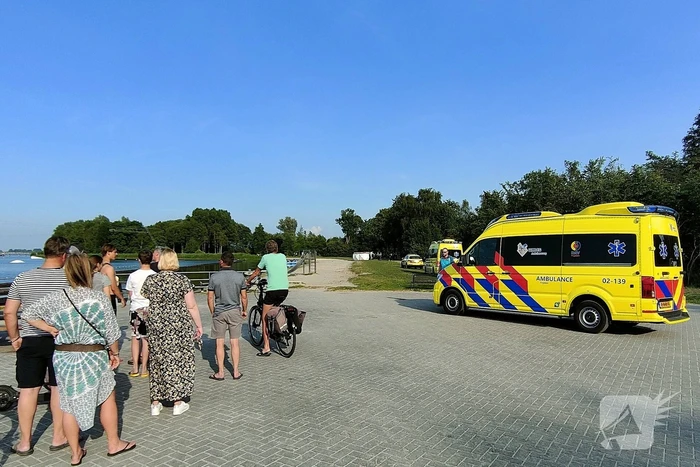 Kind overleden uit water gehaald na lange zoekactie