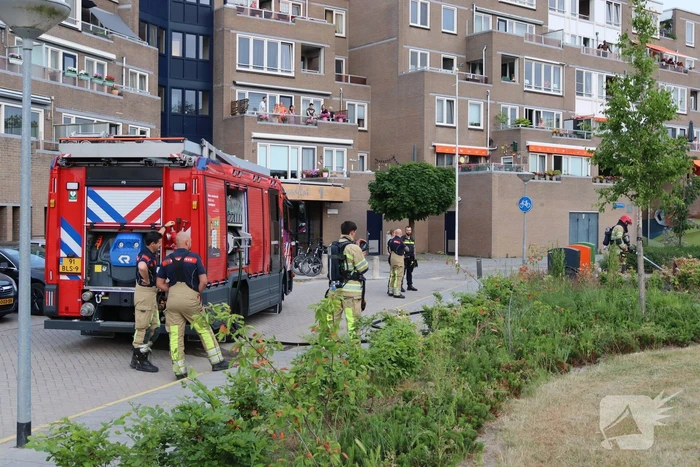 Gedumpt afval bij containers in brand
