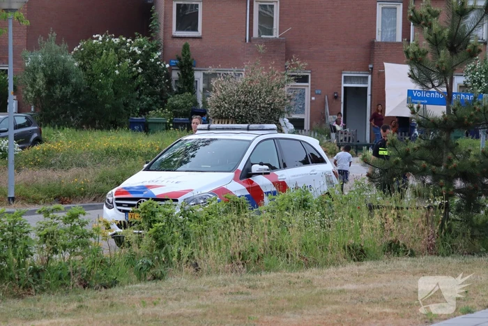 Gedumpt afval bij containers in brand