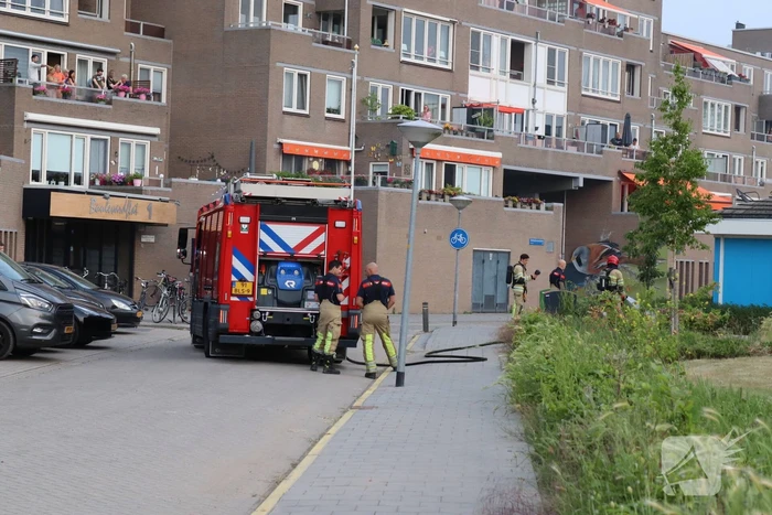 Gedumpt afval bij containers in brand