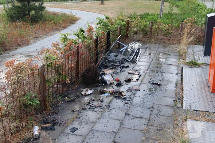 Gedumpt afval bij containers in brand