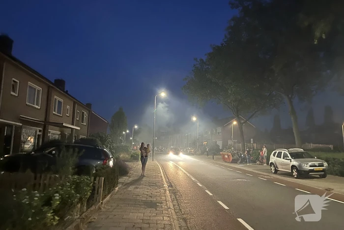 Felle brand in struiken van achtertuin
