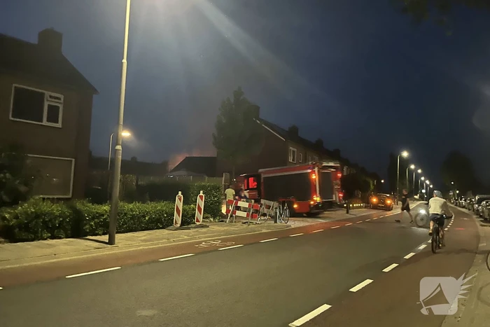Felle brand in struiken van achtertuin