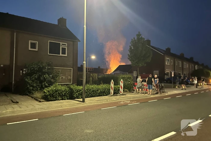 Felle brand in struiken van achtertuin