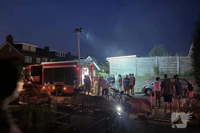 Felle brand in struiken van achtertuin