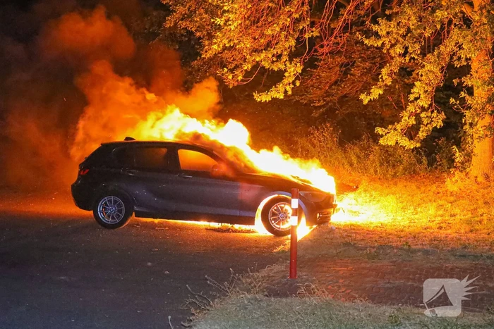 Personenwagen gaat in vlammen op