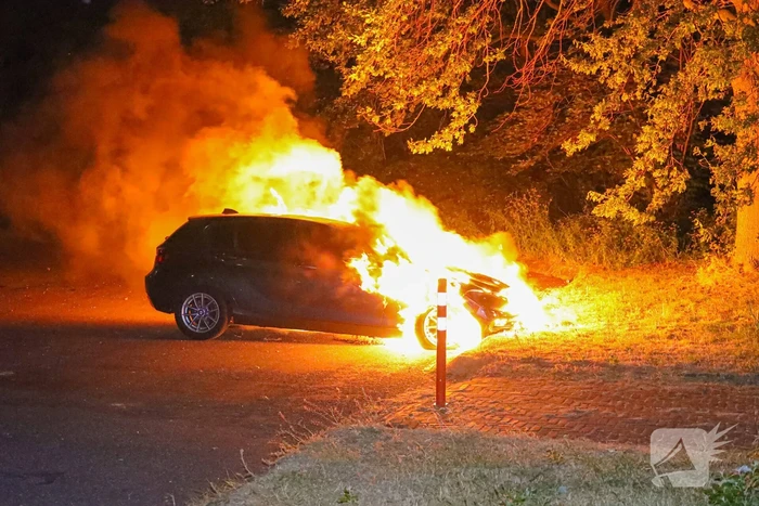 Personenwagen gaat in vlammen op