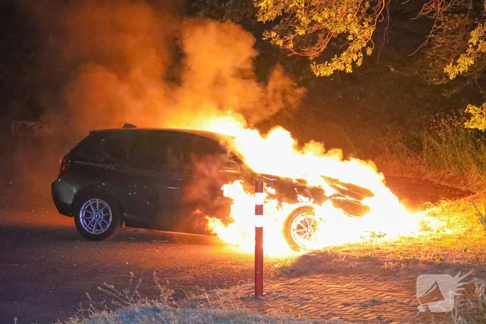 Personenwagen gaat in vlammen op