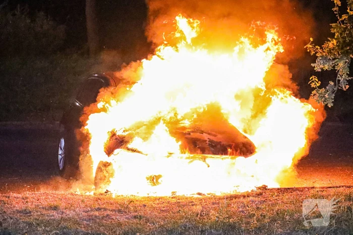 Personenwagen gaat in vlammen op