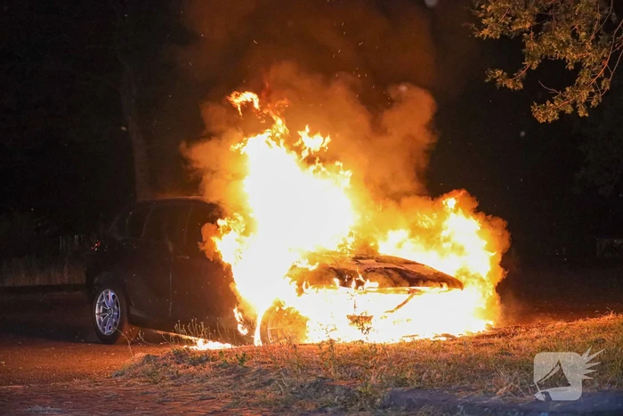 Personenwagen gaat in vlammen op