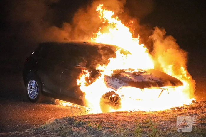 Personenwagen gaat in vlammen op
