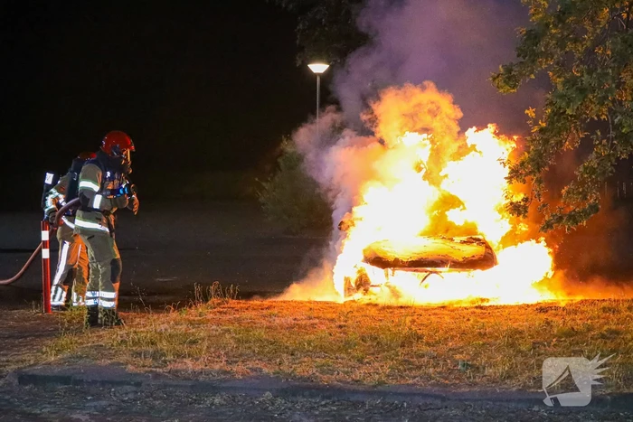Personenwagen gaat in vlammen op