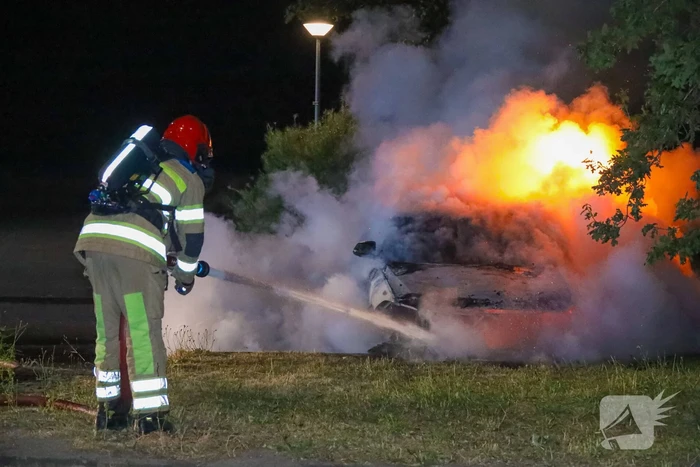 Personenwagen gaat in vlammen op