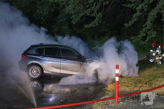 Personenwagen gaat in vlammen op