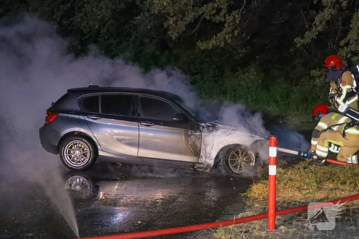Personenwagen gaat in vlammen op
