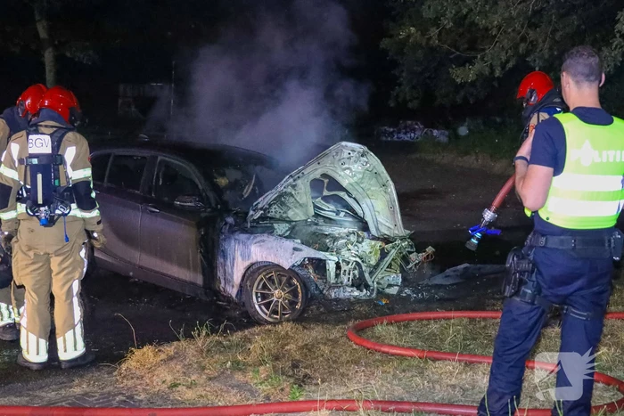 Personenwagen gaat in vlammen op