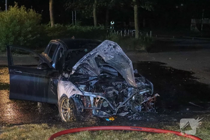 Personenwagen gaat in vlammen op