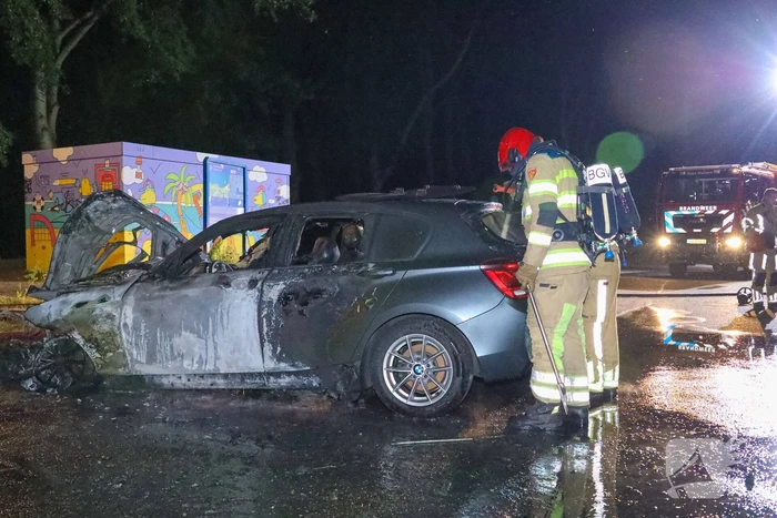 Personenwagen gaat in vlammen op