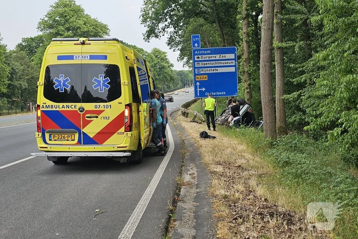 Auto belandt op de zijkant tegen boom
