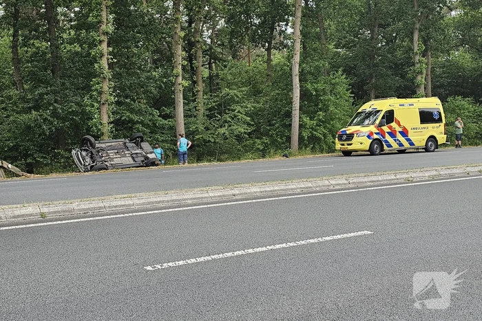 Auto belandt op de zijkant tegen boom