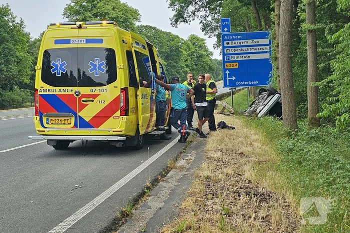 Auto belandt op de zijkant tegen boom
