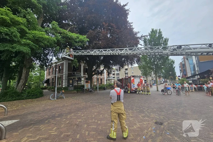 Winkelgebied deels afgesloten door gevaarlijk hangende tak