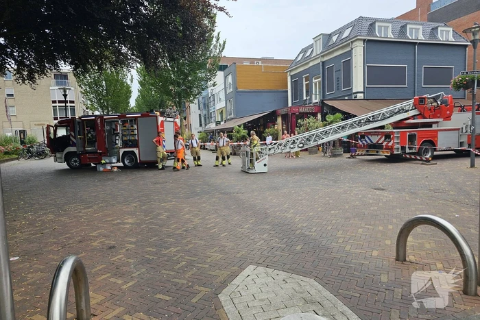 Winkelgebied deels afgesloten door gevaarlijk hangende tak