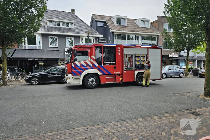 Winkelgebied deels afgesloten door gevaarlijk hangende tak