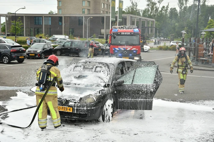 Auto vliegt in brand op parkeerterrein McDonalds