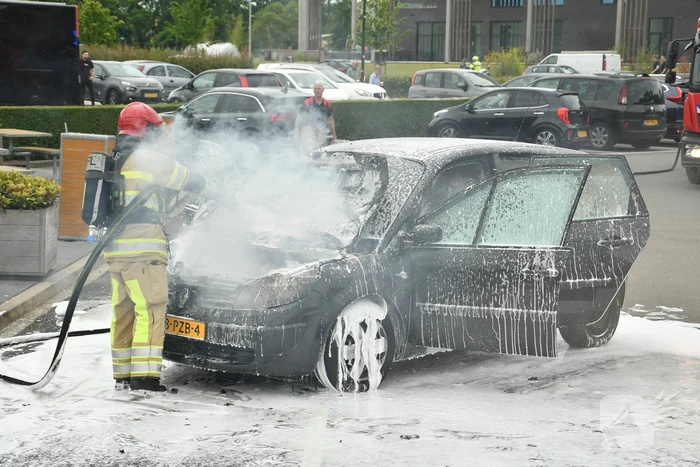 Auto vliegt in brand op parkeerterrein McDonalds