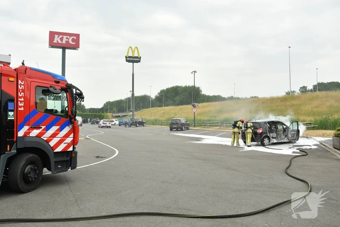 Auto vliegt in brand op parkeerterrein McDonalds