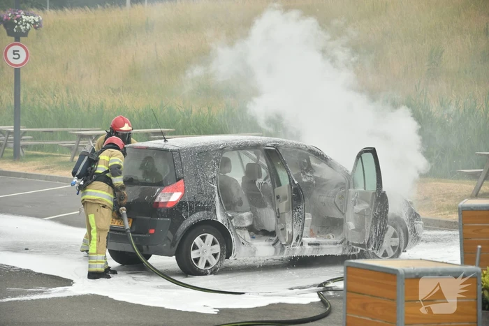 Auto vliegt in brand op parkeerterrein McDonalds