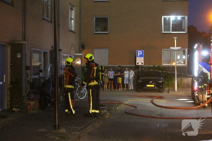 Korte felle brand op dak van woning