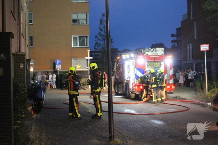 Korte felle brand op dak van woning