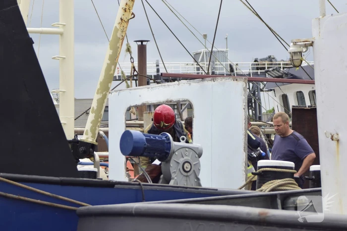 Brandweer blus brand op schip