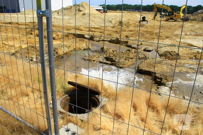 Waterleiding gesprongen op bouwterrein