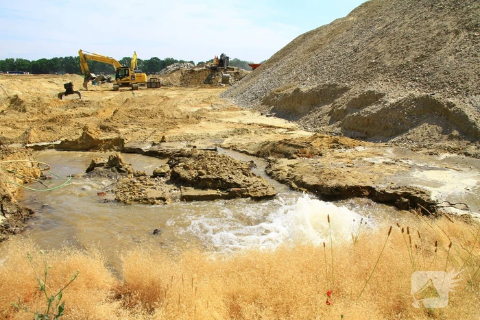 Waterleiding gesprongen op bouwterrein
